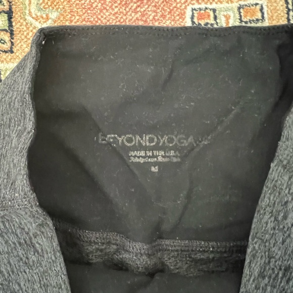Beyond yoga crops - Picture 2 of 2